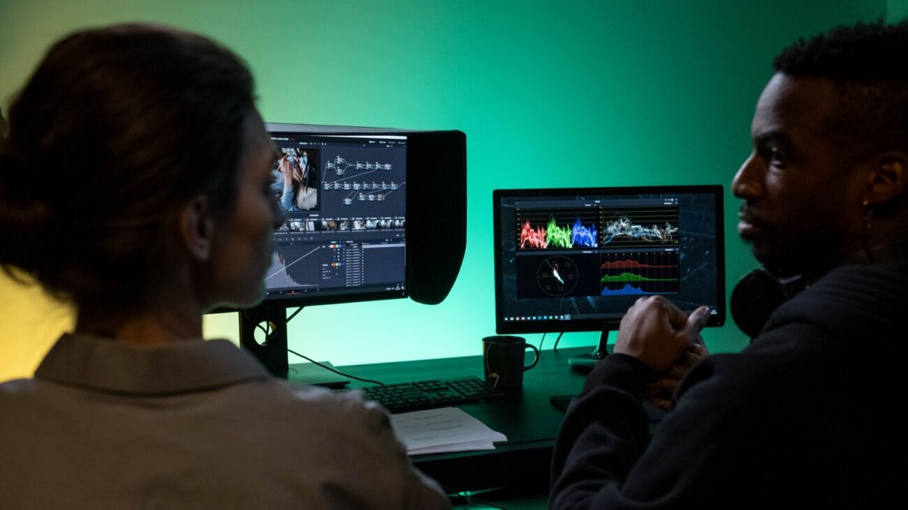 Художники по визуальным эффектам за монтажом VFX-сцены с нодовым графом и цветовыми скопами